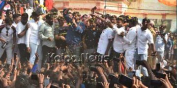 ಪುನೀತ್’ಗೆ ಹೂಮಳೆ ಸುರಿಸಿ, ಸೇಬಿನ ಹಾರ ಹಾಕಿ ಸಂಭ್ರಮಿಸಿ ದುರ್ಗದ ಅಭಿಮಾನಿಗಳು