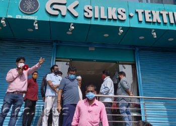 ಲಾಕ್‌ಡೌನ್ ನಿಯಮಾವಳಿ ಉಲ್ಲಂಘಿಸಿ ಬಟ್ಟೆ ಅಂಗಡಿಯಲ್ಲಿ ಜನಜಂಗುಳಿ: ಮಾಲೀಕರಿಗೆ ಬಿತ್ತು ದಂಡ