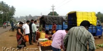 ಕೋವಿಡ್ ಕರಾಳತೆಗೆ ಕಿಂಚಿತ್ತೂ ಅಂಜದೆ ಅಗತ್ಯ ವಸ್ತುಗಳ ಖರೀದಿಯಲ್ಲಿ ಸಮುದಾಯ ತಲ್ಲೀನ..