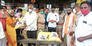ಭದ್ರಾವತಿ ಧರ್ಮಶಾಸ್ತ್ರ ಅಯ್ಯಪ್ಪ ಸ್ವಾಮಿ ದೇವಸ್ಥಾನ ಸೇವಾ ಟ್ರಸ್ಟ್ ವತಿಯಿಂದ ದಿನಸಿ ಸಾಮಾಗ್ರಿ ವಿತರಣೆ