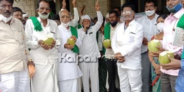 ಬೆಳೆ ವಿಮೆ ಬಿಡುಗಡೆಗೆ ಆಗ್ರಹಿಸಿ ಚಳ್ಳಕೆರೆ ರೈತರ ಪ್ರತಿಭಟನೆ