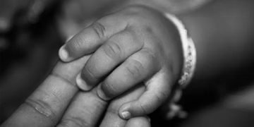 ತನ್ನ 5 ತಿಂಗಳ ಮಗುವನ್ನು ಕಳೆದುಕೊಂಡು ತಂದೆ ರೋಧಿಸುತ್ತಿದ್ದರೆ, ಪೊಲೀಸರು ಕೇಳಿದ ಪ್ರಶ್ನೆ ಹೇಗಿತ್ತು ಗೊತ್ತಾ?