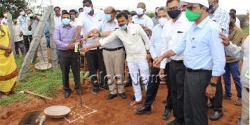 ಕೊಪ್ಪಳ: ಹೂಸಕನಕಾಪುರದಲ್ಲಿ 200 ಬೆಡ್‌ಗಳ ಕೋವಿಡ್ ಕೇರ್ ಸೆಂಟರ್ ಸ್ಥಾಪನೆಗೆ ಸರಳ ಭೂಮಿ ಪೂಜೆ