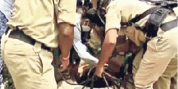 ಮ್ಯಾನ್ ಹೋಲ್‌ನಲ್ಲಿ ಉಸಿರುಗಟ್ಟಿ ಕಾರ್ಮಿಕರ ಸಾವು: ಸ್ಥಳಕ್ಕೆ ನಿಖಿಲ್ ಕುಮಾರಸ್ವಾಮಿ ಭೇಟಿ