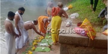 ತೀರ್ಥಹಳ್ಳಿ: ತುಂಗಾ ತಟದ ಪುತ್ತಿಗೆ ಮಠದ ಎದುರಲ್ಲಿ ಕೊರೋನಾಕ್ಕೆ ಬಲಿಯಾದವರ ಅಸ್ಥಿ ವಿಸರ್ಜನೆ