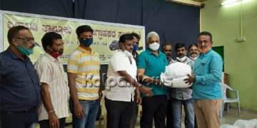 ಭದ್ರಾವತಿ: ಸಂಕಷ್ಟದಲ್ಲಿರುವ ಛಾಯಾಗ್ರಾಹಕರಿಗೆ ದಿನಸಿ ಕಿಟ್ ವಿತರಣೆ