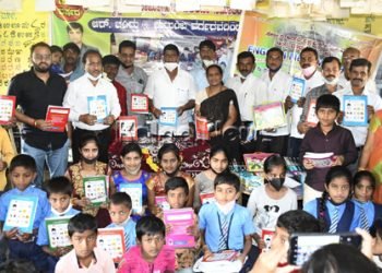 ಬೆಂಗಳೂರು ಉದ್ಯಮಿಯ ನೆರವಿನಹಸ್ತ! ವಿದ್ಯಾರ್ಥಿಗಳಿಗೆ ಉಚಿತ ನೋಟ್ ಬುಕ್ ವಿತರಣೆ