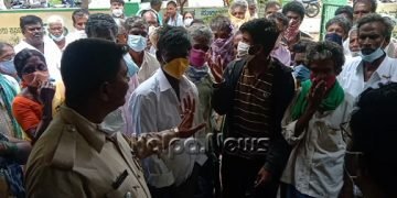 ಚಳ್ಳಕೆರೆ: ಶೇಂಗಾ-ತೋಗರಿ ಬೀಜದ ಉಚಿತ ಕಿಟ್ಗಾಗಿ ಮುಗಿಬಿದ್ದ ರೈತರು…