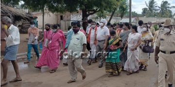 ಚಳ್ಳಕೆರೆ: ಗ್ರಾಮದ ಕಡೆಗೆ ಅಧಿಕಾರಿ ನಡಿಗೆ ಕಾರ್ಯಕ್ರಮಕ್ಕೆ ತಹಶೀಲ್ದಾರ್ ರಘುಮೂರ್ತಿ ಚಾಲನೆ