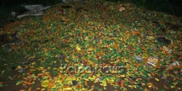 ರಸ್ತೆಯ ಪಕ್ಕದಲ್ಲೇ ಅವಧಿ ಮೀರಿರುವ ಚಾಕ್ಲೇಟ್ ರಾಶಿ: ಸ್ಥಳೀಯರಿಂದ ನಗರಸಭೆಗೆ ದೂರು