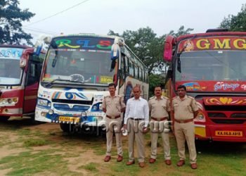 ಸಾರಿಗೆ ಅಧಿಕಾರಿಗಳ ಕಾರ್ಯಾಚರಣೆ: ಒಂದೇ ನಂಬರ್‌ ಬಳಸಿ ಸಂಚರಿಸುತ್ತಿದ್ದ ಬಸ್ ಗಳ ವಶ