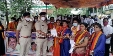 ಭದ್ರಾವತಿ: ಮದ್ಯದಂಗಡಿ ಸ್ಥಳಾಂತರಿಸುವಂತೆ ಕರವೇ ಮಹಿಳಾ ಘಟಕ ಆಗ್ರಹ