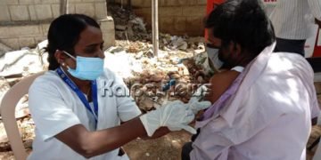 ಚಳ್ಳಕೆರೆ: ತಾಲೂಕು ಕಚೇರಿ ಮುಖ್ಯ ದ್ವಾರದಲ್ಲಿಯೇ ಸಾರ್ವಜನಿಕರಿಗೆ ಕೊರೋನಾ ಲಸಿಕೆ…