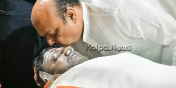 ಪುನೀತ್ ಹಣೆಗೆ ಮುತ್ತಿಟ್ಟು ಅಂತಿಮ ವಿದಾಯ ಹೇಳಿದ ಸಿಎಂ ಬೊಮ್ಮಾಯಿ