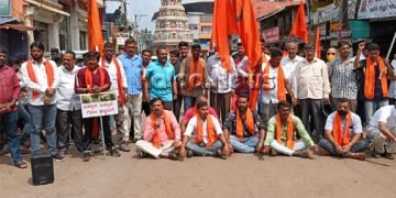 ಸಾಗರ: ಅಕ್ರಮ ಗೋ ಕಳ್ಳರ ವಿರುದ್ಧ ವಿಶ್ವ ಹಿಂದೂ ಪರಿಷತ್ ಮತ್ತು ಬಜರಂಗದಳ ಕಾರ್ಯಕರ್ತರ ಪ್ರತಿಭಟನೆ