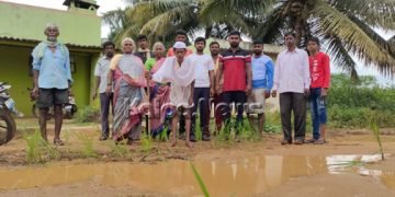 ಗಾಂಧೀಜಿ ವೇಷಧರಿಸಿ ರಸ್ತೆಯಲ್ಲಿ ಪೈರು ನೆಟ್ಟ ಯುವಕ! ಯಾಕೆ ಗೊತ್ತಾ? ಇಲ್ಲಿದೆ ಮಾಹಿತಿ