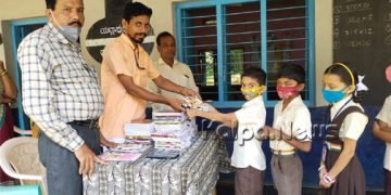 ಯಲ್ಲಾಪುರ: ಜನಪ್ರಿಯ ಟ್ರಸ್ ವತಿಯಿಂದ ಉಚಿತ ಪಠ್ಯ ಪುಸ್ತಕ ವಿತರಣೆ