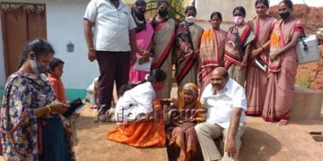 ವೃದ್ಧೆಯ ಮನವೊಲಿಸಿ ವ್ಯಾಕ್ಸಿನ್ ಕೊಡಿಸಿದ ಶಾಸಕ ಬಂಡೆಪ್ಪ ಖಾಶೆಂಪುರ್