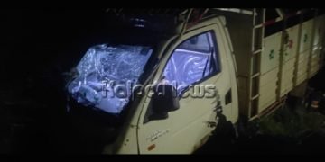 ಸರಕು ಸಾಗಾಟ ವಾಹನ ಪಲ್ಟಿ : ಇಬ್ಬರು ಸ್ಥಳದಲ್ಲೇ ಸಾವು – 14 ಜನರಿಗೆ ಗಾಯ