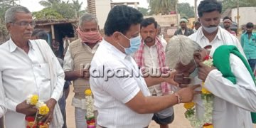 ಚಳ್ಳಕೆರೆ: ಹೂ ಮಾಲೆ ಹಾಕುವ ಮೂಲಕ ವ್ಯಾಕ್ಸಿನ್ ಜಾಗೃತಿ ಜಾಥಾ