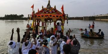 ಚೌಳೂರಲ್ಲಿ ಕಾರ್ತಿಕೋತ್ಸವ ನಿಮಿತ್ತ ವೀರಭದ್ರಸ್ವಾಮಿ, ಆಂಜನೇಯಸ್ವಾಮಿ ತೆಪ್ಪೋತ್ಸವ