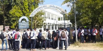 ಭದ್ರಾವತಿ: ಹಿಜಾಬ್ ಧರಿಸಿ ಕಾಲೇಜು ಮುಂಭಾಗ ಪ್ರತಿಭಟನೆ