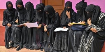 ಹಿಜಾಬ್’ಗಾಗಿ ಪರೀಕ್ಷೆ ಬಿಟ್ಟು ತೆರಳಿದ ವಿದ್ಯಾರ್ಥಿನಿ, ಭವಿಷ್ಯಕ್ಕಾಗಿ ಮನವೊಲಿಸಿ ಕರೆತಂದ ಪೋಷಕರು