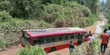 ಟಯರ್ ಸ್ಫೋಟಗೊಂಡು ನದಿಗೆ ಉರುಳಿದ ಸಾರಿಗೆ ಬಸ್: ಇಬ್ಬರ ಸ್ಥಿತಿ ಗಂಭೀರ