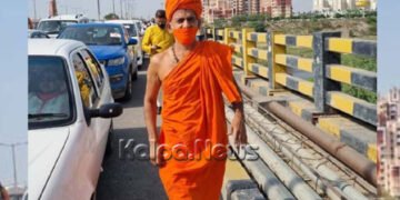 ಸಿಎಂ ಯೋಗಿ ಪ್ರಮಾಣ ವಚನಕ್ಕೆ ಫುಲ್ ಟ್ರಾಫಿಕ್ ಜಾಮ್ : 2ಕಿಮೀ ನಡೆದುಕೊಂಡೇ ತಲುಪಿದ ಪೇಜಾವರ ಶ್ರೀಗಳು