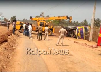 ಜಾವಳ್ಳಿ ಬಳಿ ಟ್ಯಾಂಕರ್ ಪಲ್ಟಿ: ಪೆಟ್ರೋಲ್ ತುಂಬಿಸಿಕೊಳ್ಳಲು ಮುಗಿಬಿದ್ದ ಜನ