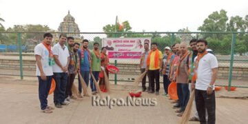 ಸ್ವತಃ ಪೊರಕೆ ಹಿಡಿದು ಹುಚ್ಚರಾಯ ಸ್ವಾಮಿ ದೇವಾಲಯ ಆವರಣ ಸ್ವಚ್ಛಗೊಳಿಸಿದ ಸಂಸದ ರಾಘವೇಂದ್ರ