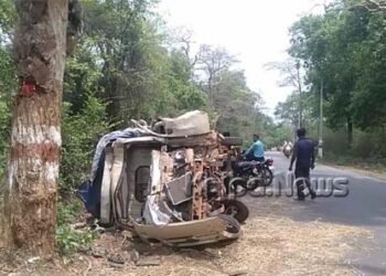 ಮರಕ್ಕೆ ವಾಹನ ಡಿಕ್ಕಿ: ಮೂವರು ಸ್ಥಳದಲ್ಲೇ ಸಾವು