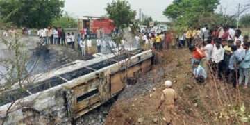 ಕಲಬುರಗಿ: ಹೊತ್ತಿ ಉರಿದ ಬಸ್! ನಾಲ್ವರು ಸಜೀವ ದಹನ ಶಂಕೆ