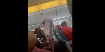 ವಿಮಾನ ಕಿಟಕಿ ಸೀಟಿಗೆ ಹೋಗಲು ಸಹ ಪ್ರಯಾಣಿಕರ ಮೇಲೆ ಹಾರಿ ದಾಟಿದ ಯುವತಿ: ವಿಡಿಯೋ ಸಖತ್ ವೈರಲ್