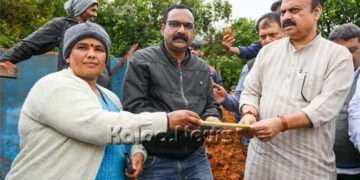 ಮಳೆಯಿಂದ ಹಾನಿಗೊಳಗಾದ ಮನೆಯ ಕುಟುಂಬಕ್ಕೆ ಪರಿಹಾರದ ಚೆಕ್  ವಿತರಣೆ