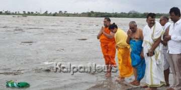 ಡ್ಯಾಂನಿಂದ ನೀರು ಹೊರಕ್ಕೆ: ತುಂಬಿದ ತುಂಗಭದ್ರೆಗೆ ಮಂತ್ರಾಲಯ ಶ್ರೀಗಳಿಗೆ ವಿಶೇಷ ಪೂಜೆ