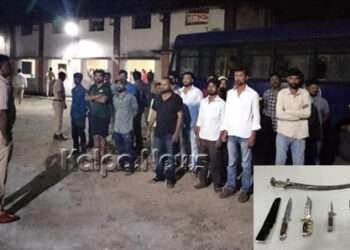 ಭರ್ಜರಿ ಕಾರ್ಯಾಚರಣೆ: ಗಾಂಜಾ ಸೇವಿಸಿದ 10 ಜನರ ಬಂಧನ, ತಲ್ವಾರ್, ಡ್ರಾಗರ್ ಆಯುಧ ವಶ
