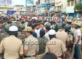 ಕಿಡಿಗೇಡಿಗಳಿಂದ ವೀರ ಸಾವರ್ಕರ್ ಫೋಟೋ ತೆರವು ವಿರೋಧ: ಪರಿಸ್ಥಿತಿ ಉದ್ವಿಗ್ನ