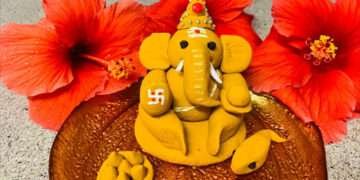 ಅರಿಶಿನ ಮಿಶ್ರಿತ ಗೋಧಿ/ರಾಗಿ ಹಿಟ್ಟಿನಿಂದ ಮಾಡಿದ ಗಣೇಶ ವಿಗ್ರಹ ಪೂಜಿಸಿ