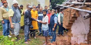 ಮಳೆ ಹಾನಿ ಪ್ರದೇಶಗಳಿಗೆ ಬಿ.ಸಿ. ನಾಗೇಶ್ ಭೇಟಿ: ಮನೆ ಹಾನಿಗೆ ಸ್ಥಳದಲ್ಲಿಯೇ ಚೆಕ್ ವಿತರಣೆ