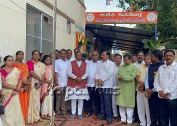 ಸ್ವಾತಂತ್ರ್ಯ ಅಮೃತ ಮಹೋತ್ಸವ: ಕಣ್ಣು ಹಾಯಿಸದಲ್ಲೆಲ್ಲಾ ಕಂಗೊಳಿಸಿದ ತ್ರಿವರ್ಣ ಧ್ವಜ