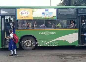 ಸರ್ಕಾರಿ ಬಸ್ ನಿಲುಗಡೆ ಮಾಡದ ಹಿನ್ನೆಲೆ ಸ್ಥಳೀಯರ ಪ್ರತಿಭಟನೆ