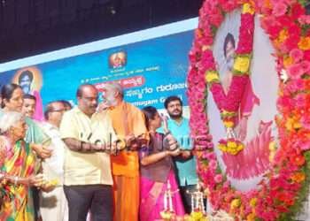 ರೋಜಾ ಷಣ್ಮುಗಂ ಗುರೂಜಿ ನೆನಪು ನುಡಿ ನಮನ ಕಾರ್ಯಕ್ರಮಕ್ಕೆ ಸಾಲುಮರದ ತಿಮ್ಮಕ್ಕ ಚಾಲನೆ