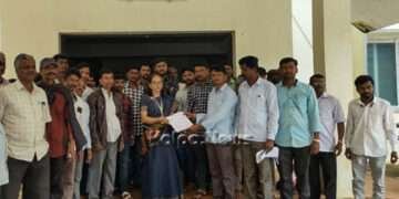 ಗ್ರಾಮದ ಅಭಿವೃದ್ಧಿಗೆ ಮೀಸಲಿಟ್ಟ ಜಾಗ ಮಂಜೂರು: ಕುಂಬತ್ತಿ ಗ್ರಾಮಸ್ಥರ ಬೃಹತ್ ಪ್ರತಿಭಟನೆ