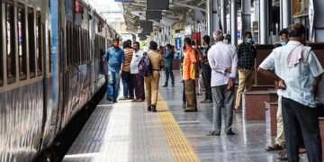 ಭದ್ರಾವತಿಯಲ್ಲೊಂದು ಘೋರ ದುರಂತ: ರೈಲು ಹತ್ತುವಾಗ ಕೆಳಗೆ ಬಿದ್ದು ತಂದೆ, ಮಗ ಸಾವು