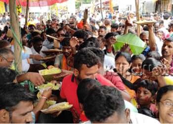 ಮೆರವಣಿಗೆ ವೇಳೆ ಪ್ರಸಾದ ವಿತರಣೆ: ಹೋಳಿಗೆಗಾಗಿ ಮುಗಿ ಬಿದ್ದ ಜನ