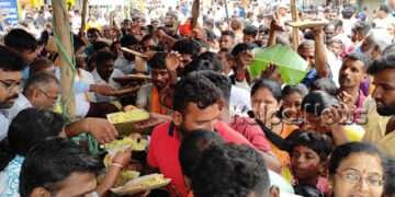 ಮೆರವಣಿಗೆ ವೇಳೆ ಪ್ರಸಾದ ವಿತರಣೆ: ಹೋಳಿಗೆಗಾಗಿ ಮುಗಿ ಬಿದ್ದ ಜನ