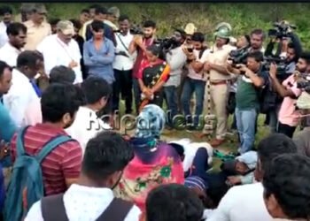 ಅಕ್ರಮ ಮನೆ ತೆರವು: ಜೆಸಿಬಿಗೆ ಅಡ್ಡ ಮಲಗಿ ವಿರೋಧ ವ್ಯಕ್ತಪಡಿಸಿದ ಸ್ಥಳೀಯರು