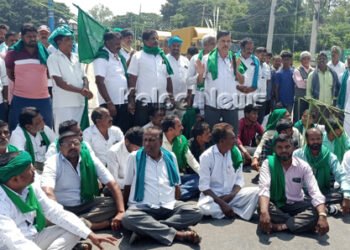 ಕಬ್ಬಿಗೆ ಹೆಚ್ಚುವರಿ ದರ ನಿಗದಿಪಡಿಸಲು ವಿಳಂಬ ನೀತಿ ಖಂಡಿಸಿ ರೈತರ ಪ್ರತಿಭಟನೆ