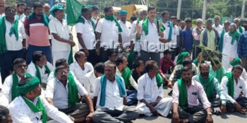 ಕಬ್ಬಿಗೆ ಹೆಚ್ಚುವರಿ ದರ ನಿಗದಿಪಡಿಸಲು ವಿಳಂಬ ನೀತಿ ಖಂಡಿಸಿ ರೈತರ ಪ್ರತಿಭಟನೆ